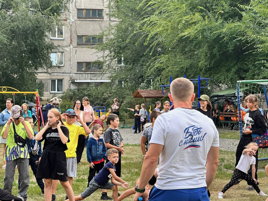 Открытие спортивной площадки в Бийске: новый шаг к здоровому будущему детей